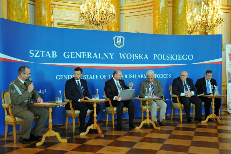 Druga sesja sympozjum naukowego nt. roli i zadań Sztabu Generalnego WP w okresie II wojny światowej oraz po jej zakończeniu (do roku 1980). Panel moderuje płk Roman Przekwas. Sympozjum Sztabu Generalnego Wojska Polskiego​ na Zamku Królewskim w Warszawie. Fot. ppłk Sławomir Ratyński, SG WP