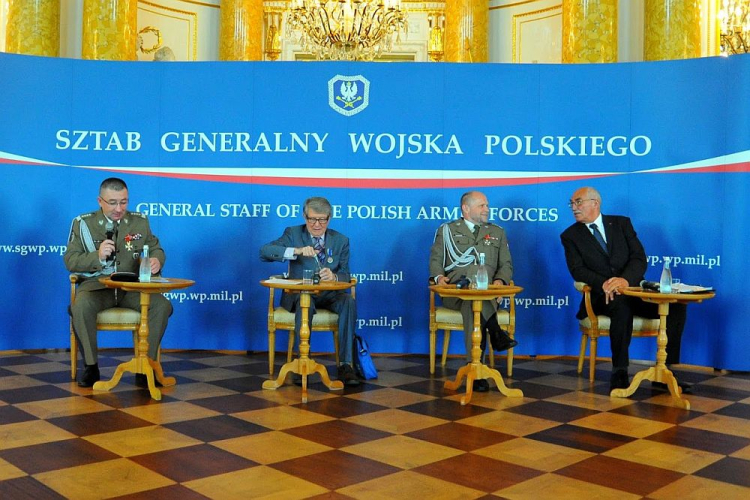 Trzecia część sympozjum pt.:"Sztab Generalny Wojska Polskiego w dynamicznie zmieniającym się środowisku bezpieczeństwa światowego w latach  1991-2018". Panel prowadzi generał Leszek Surawski. Wśród prelegentów dr Jerzy Maria Nowak, były Ambasador RP przy KW NATO i UE, generał w st. spocz. Mieczysław Cieniuch, były szef Sztabu Generalnego WP i gen. broni Andrzej Fałkowski (SG WP), były polski Przedstawiciel Wojskowy przy KW NATO i UE. Fot. ppłk Sławomir Ratyński, SG WP