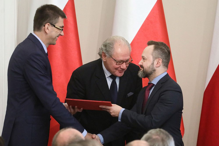 Sekretarz generalny Polskiego Komitetu ds. UNESCO Sławomir Ratajski (C), Naczelny Dyrektor Archiwów Państwowych Wojciech Woźniak (L) wręczają certyfikat dyrektorowi Biblioteki Narodowej Tomaszowi Makowskiemu (P). Fot. PAP/P. Supernak