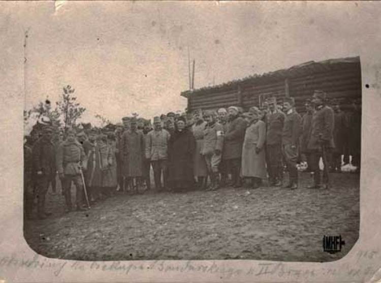 Ks. biskup Władysław Bandurski u żołnierzy II Brygady Legionów na Wołyniu. Wizyta u Legionistów z okazji świąt Bożego Narodzenia, Ukraina – Wołczeck, 24 XII 1915.