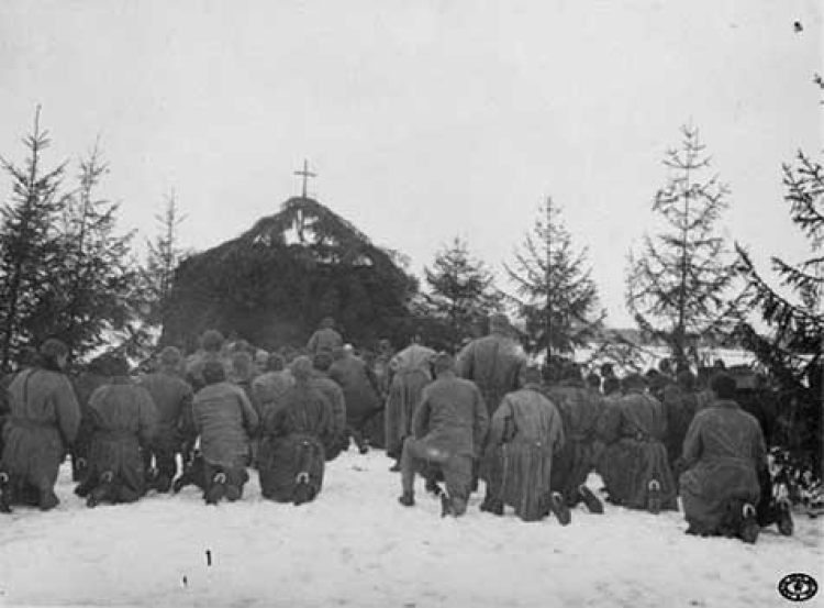 Legioniści z I Brygady Legionów Polskich podczas mszy polowej w święta Bożego Narodzenia. Karasin, Wołyń. 25.12.1915 r.