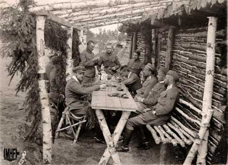 Grupa wyższych oficerów Legionów Polskich od prawej: płk Edward Rydz-Śmigły, NN, ppłk Leon Berbecki, mjr Mieczysław Ryś-Trojanowski, NN, pierwszy z lewej mjr Michał Rola-Żymierski. Ukraina – Wołyń; wiosna 1916.