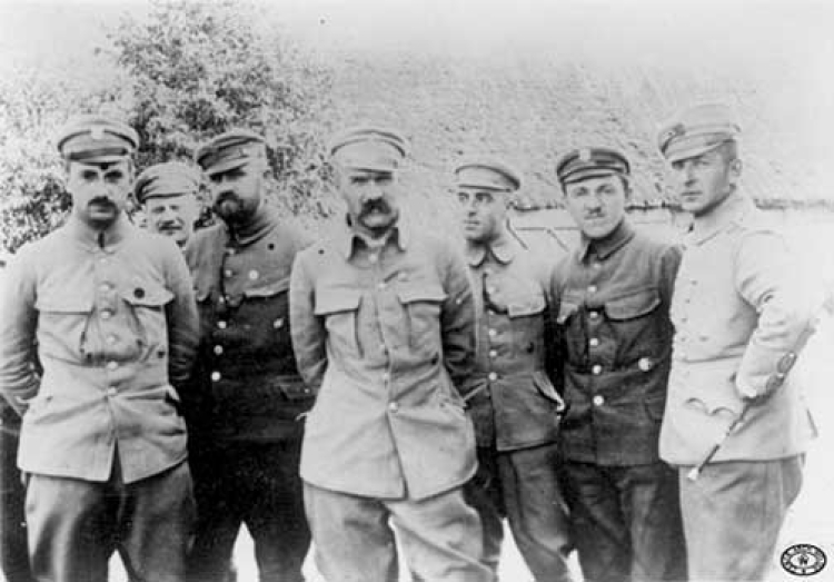 Sztab I Brygady Legionów Polskich w Karasinie. Stoją od lewej: Kazimierz Sosnkowski, Kazimierz Świtalski, Stanisław Rouppert, Józef Piłsudski, Zygmunt Sulistrowski, Tadeusz Piskor, Bolesław Wieniawa-Długoszowski. Maj 1916 r.