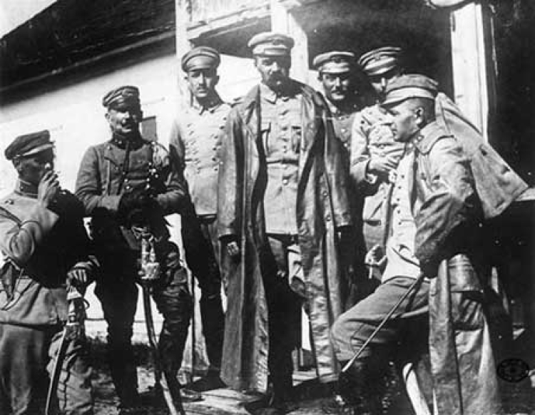 Komendant Józef Piłsudski w Zakładzie Sanitarnym I Brygady Legionów Polskich na Wołyniu. Od lewej stoją: nn, rtm. Mariusz Zaruski, rtm. Gustaw Dreszer ps. „Orlicz”, Józef Piłsudski, nn, nn, por. Bolesław Długoszowski ps. „Wieniawa”. Marzec, 1916 r.