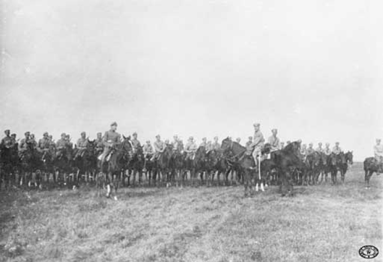 Przegląd oddziałów legionowych dokonywany przez niemieckiego gen. Friedricha von Bernhardiego. Szwadron rtm. Mariusza Zaruskiego (z prawej przed frontem) z 1 Pułku Ułanów Legionów Polskich przygotowany do defilady. Czeremoszno, Wołyń. 15.07.1916 r.