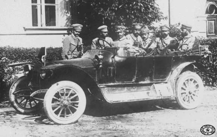 Komenda strzelecka w Kielcach. Od lewej widoczni: Michał Sokolnicki, Władysław Prażmowski, kierowca Michał Sawicki, Kazimierz Sosnkowski, Mieczysław Trojanowski, Józef Piłsudski, Walery Sławek. Sierpień, 1914 r.