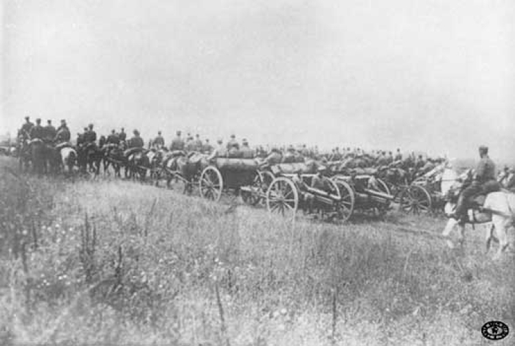 Przegląd oddziałów legionowych dokonywany przez niemieckiego gen. Friedricha von Bernhardiego. Defiluje artyleria. Widoczne armaty polowe 76,5 mm wz. 1905. Czeremoszno, Wołyń. 15.07.1916 r.