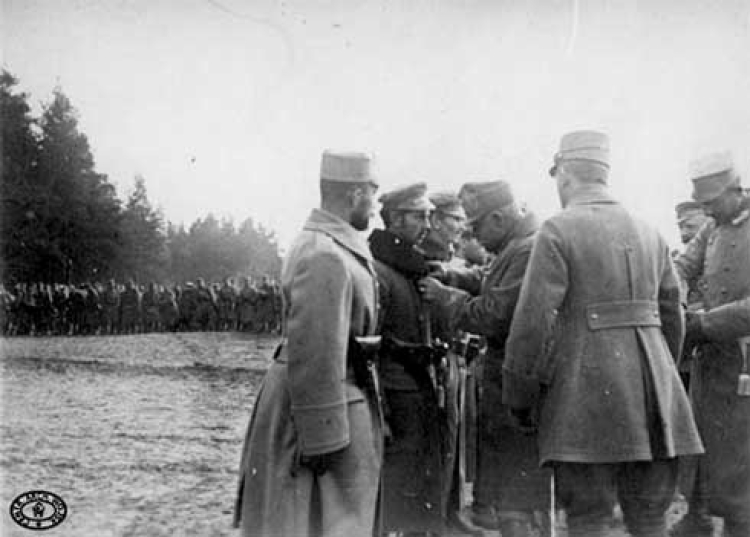 Komendant II Brygady Legionów Polskich płk Ferdynand Küttner dekoruje Medalami za Odwagę oficerów i żołnierzy 2 Pułku Piechoty Legionów Polskich. Pierwszy z lewej chor. Tadeusz Malinowski, czwarty płk Ferdynand Küttner, pierwszy z prawej kpt. dr Antoni Stefanowski, drugi kpt. Włodzimierz Mężyński. Pozycje pod Wołczeckiem, Wołyń. 10.04.1916 r.  Fot. CAW