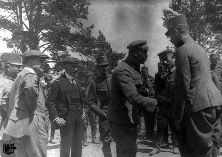 Brygadier Józef Piłsudski na uroczystościach w 4 Pułku Piechoty Legionów Polskich. Spotkanie z wyższymi oficerami legionowymi w „Rojowym osiedlu”. Fot. Leopold Rudke; Ukraina – Optowa; 28 V 1916. Fot. MHF