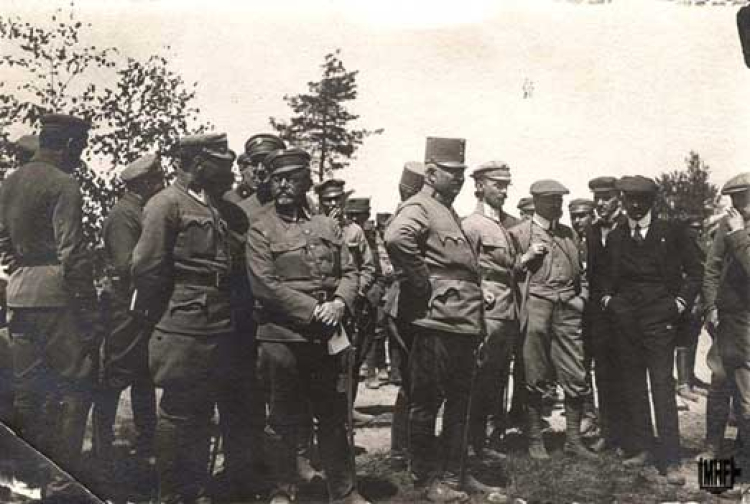 Uroczystości rocznicy postania 4 Pułku Piechoty Legionów. W centralnej części fotografii gen. Stanisław Puchalski (komendant Legionów Polskich), po lewej płk Władysław Sikorski. Fot. Rudke Leopold, Ukraina – Optowa, maj 1916.  Fot. MHF