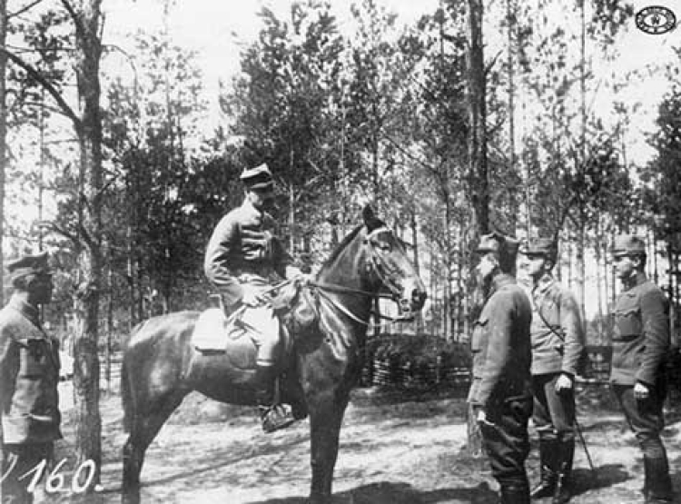 Dowódca 4 Pułku Piechoty Legionów Polskich płk Bolesław Roja (na koniu) przyjmuje meldunek por. Mieczysława Więckowskiego podczas inspekcji ziemianek i stanowisk bojowych pułku. Optowa. Wołyń. Wiosna, 1916 r. Fot. CAW