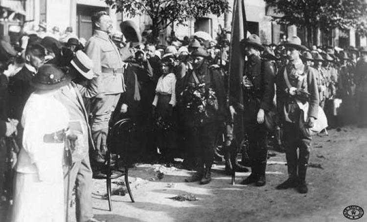 Pożegnanie Sokolich Drużyn Polowych na rynku w Podgórzu przed wymarszem do Oleandrów. Przemawia Wincenty Wodzinowski. Wrzesień, 1914 r.