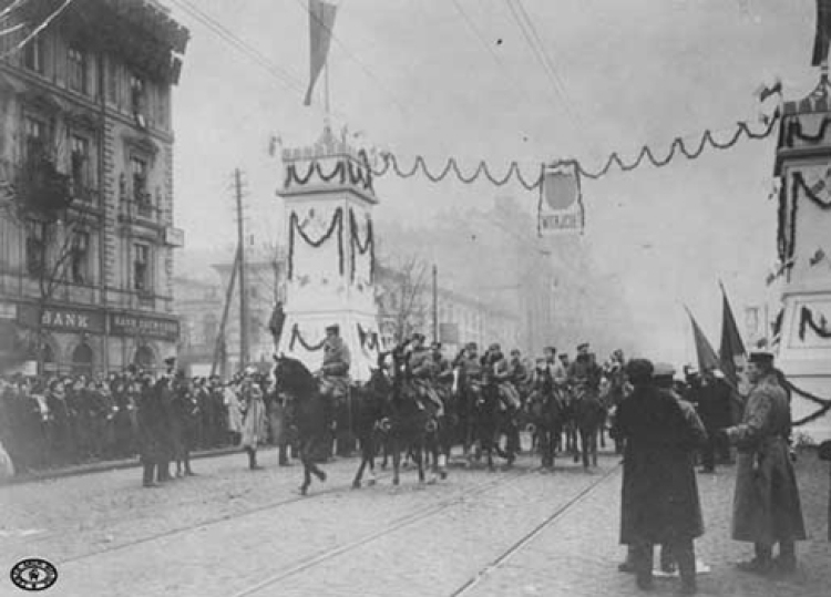 Wkroczenie oddziałów legionowych do Warszawy. Wojska przejeżdżają przez bramę triumfalną w Alejach Jerozolimskich. Na czele konno ppłk Witold Rylski ps. „Ścibor”. 1.12.1916 r.