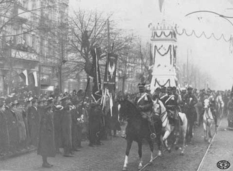 Wkroczenie oddziałów legionowych do Warszawy. Kawalerzyści z 2 Pułku Ułanów Legionów Polskich przejeżdżają przez bramę triumfalną w Alejach Jerozolimskich witani przez ludność cywilną. 1.12.1916 r.