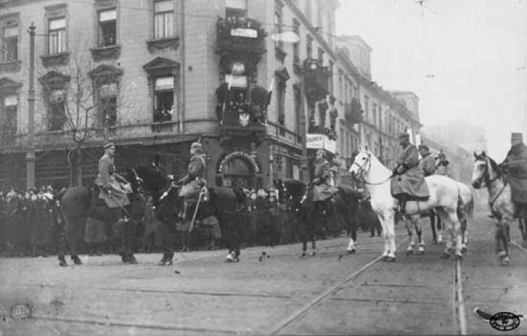 Wkroczenie oddziałów legionowych do Warszawy. Płk Stanisław Szeptycki podczas składania meldunku niemieckiemu gen. Ulrichowi von Etzdorf na skrzyżowaniu Nowego Światu i Alei Jerozolimskich. Na białym koniu gen. Felix von Barth. 1.12.1916 r.