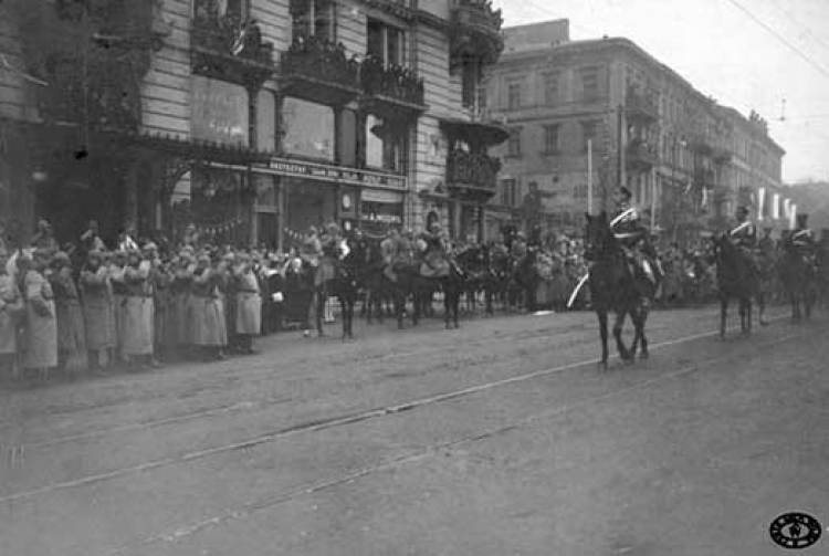 Wkroczenie oddziałów legionowych do Warszawy. Defilada 2 Pułku Ułanów Legionów Polskich na Krakowskim Przedmieściu. Defiladę przyjmują oficerowie niemieccy (z lewej). 1.12.1916 r.