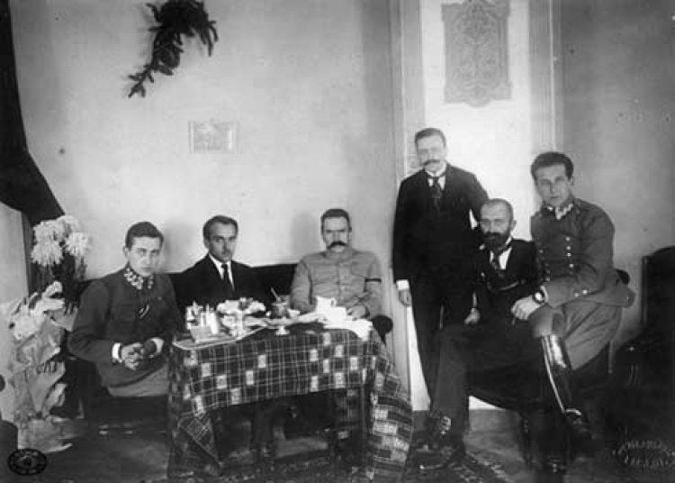 Komendant Józef Piłsudski w towarzystwie najbliższych współpracowników. Od lewej: Julian Stachiewicz, Tadeusz Kasprzycki, Józef Piłsudski, Michał Sokolnicki, Walery Sławek, Bolesław Długoszowski ps. „Wieniawa”. Hotel Brühla, Warszawa. 1917 r.