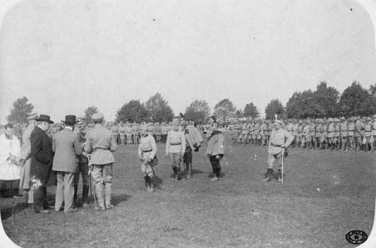 Gen. Rajmund Baczyński dowódca Legionu Zachodniego, wraz z osobistościami cywilnymi i oficerami przed przysięgą 2 Pułku Piechoty Legionów Polskich na Błoniach krakowskich. Przed generałem idzie kpt. Włodzimierz Ostoja-Zagórski. Kraków. 4.09.1914 r.