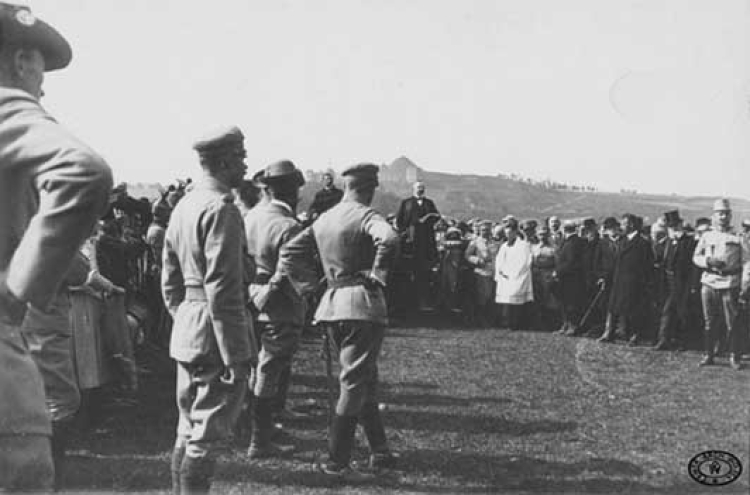 Prezydent Krakowa Juliusz Leo przemawia przed przysięgą 2 Pułku Piechoty Legionów Polskich na Błoniach krakowskich. W grupie oficjeli stoją: prezes Naczelnego Komitetu Narodowego Władysław Leopold Jaworski, szef Departamentu Wojskowego NKN Władysław Sikorski, Mieczysław Trojanowski. 4.09.1914 r.