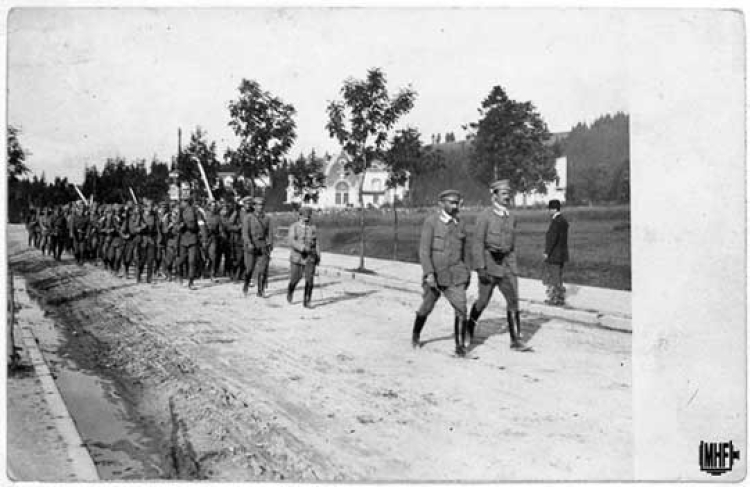 Związek Strzelecki - ćwiczenia w Zakopanem. Na czele kolumny idą: Józef Piłsudski (z lewej) i Kazimierz Sosnkowski (z prawej), kompanię prowadzi Mieczysław Ryś-Trojanowski. 1913 r.