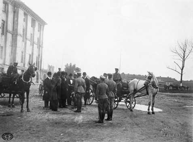 Uroczystość zaprzysiężenia 3 Pułku Piechoty Legionów Polskich. Płk Zygmunt Zieliński wita marszałka koronnego Wacława Niemojowskiego i członków Tymczasowej Rady Stanu w koszarach Blocha na Solcu. Warszawa. 9.07.1917 r.