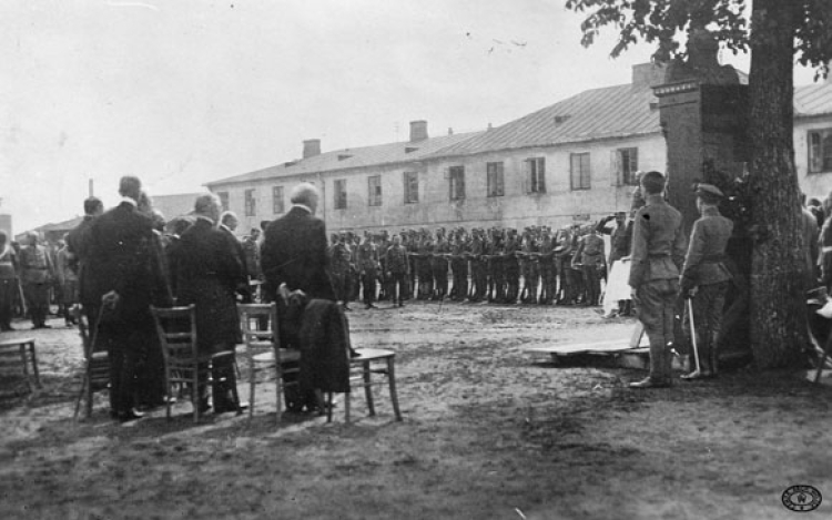 Uroczystość zaprzysiężenia 3 Pułku Piechoty Legionów Polskich w koszarach Blocha na Solcu. Oficerowie i żołnierze składają przysięgę w obecności członków Tymczasowej Rady Stanu. Warszawa. 9.07.1917 r.