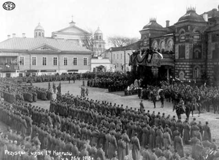 Msza polowa w dniu zaprzysiężenia oddziałów I KP na wierność Radzie Regencyjnej. Przed ołtarzem stoją: płk Lucjan Żeligowski, płk Daniel Konarzewski – Mohylew, 26 marca 1918 r. Źródło: CAW