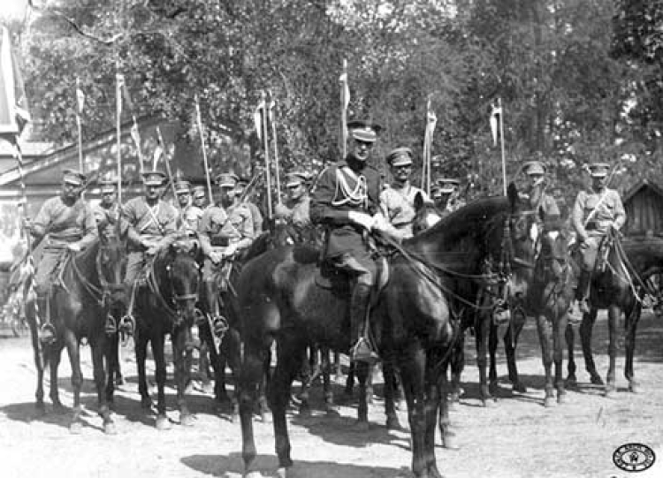 Szwadron honorowy dowództwa ze sztandarem I Korpusu wyrusza na uroczystość Konstytucji 3 maja. Na czele płk Witold Sokołowski - Bobrujsk, 3 maja 1918 r. Źródło: CAW