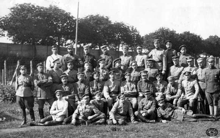 Oficerowie dowództwa organizacji wojskowej Ziemi Humańskiej z dowódcą Edwardem Krzyżanowskim. 1918 r. Źródło: CAW