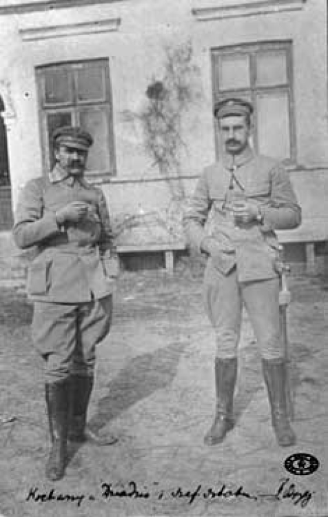 Komendant Józef Piłsudski i szef sztabu I Brygady Legionów Polskich ppłk Kazimierz Sosnkowski. Dwór Juliana Zubrzyskiego. Grudzyny, pozycje nad Nidą. 9.03.1915 r. Fot. CAW