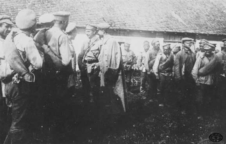 Szef sztabu I Brygady Legionów Polskich ppłk Kazimierz Sosnkowski przesłuchuje jeńców rosyjskich wziętych do niewoli pod Kamionką. 7.08.1915 r. Fot. CAW