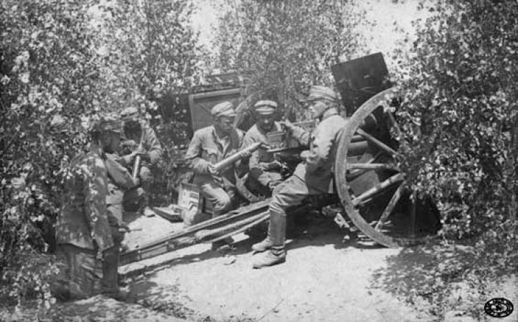 Artyleria I Brygady Legionów Polskich na stanowiskach pod Konarami. Legioniści przygotowują do strzelania armatę polową 76,5 mm wz. 1905. Maj, 1915 r. Fot. CAW