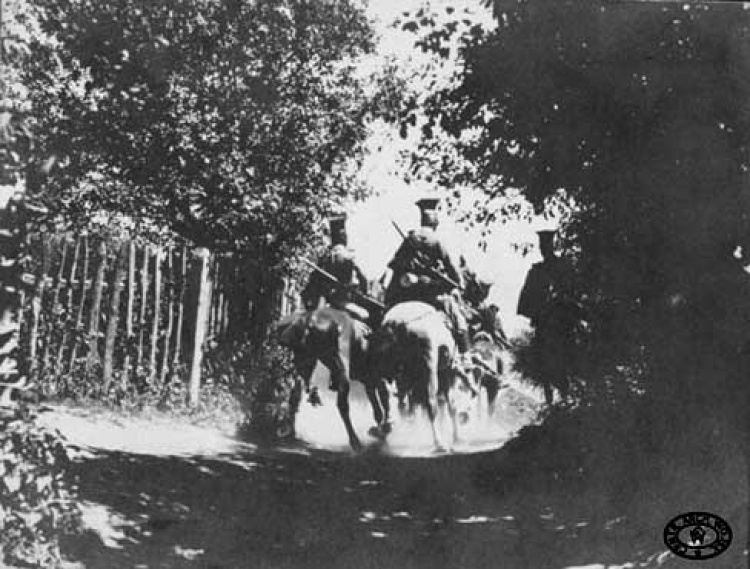 Patrol konny 1 Dywizjonu Ułanów Legionów Polskich we wsi Pęcławice. Rejon bitwy pod Konarami. Maj, 1915 r. Fot. CAW