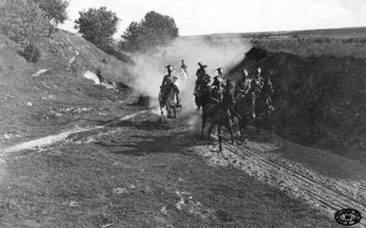 Patrol z I Dywizjonu Kawalerii I Brygady Legionów Polskich w okolicach wsi Pęcławice. Rejon bitwy pod Konarami. Maj, 1915 r. Fot. CAW