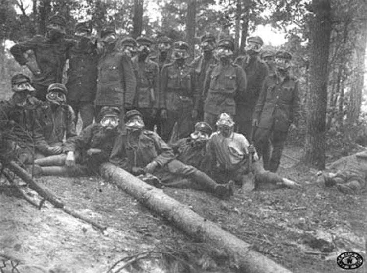 Żołnierze 2 plutonu 2 kompanii 3 batalionu 1 Pułku Piechoty Legionów Polskich w maskach przeciwgazowych. Pozycje nad Stochodem, Wołyń. Lato, 1916 r. Fot. CAW