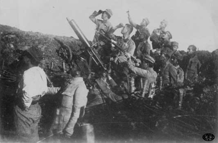 Żołnierze 2 Pułku Piechoty Legionów Polskich w okopie pod Rarańczą ostrzeliwują rosyjski samolot z ciężkiego karabinu maszynowego Maxim wz. 1910 i karabinu Mannlicher wz. 1895. Sierpień, 1915 r.