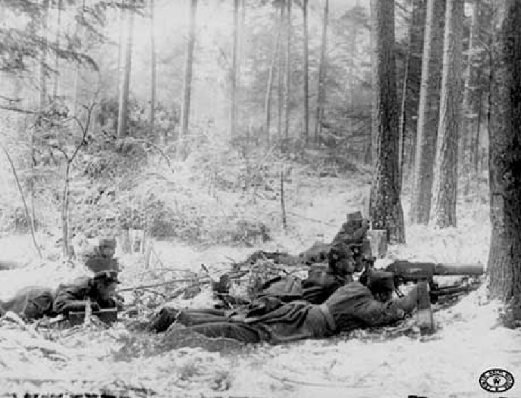 Żołnierze II Brygady Legionów Polskich na stanowisku bojowym przy ciężkim karabinie maszynowym Schwarzlose wz. 1907/12. Pozycje nad Styrem, Wołyń. Zima, 1916 r.