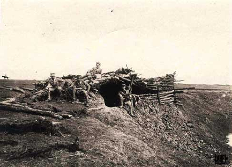 Legioniści przed schronem na linii frontu, II Brygady Legionów Polskich na Bukowinie, Ukraina, kwiecień-wrzesień 1915.