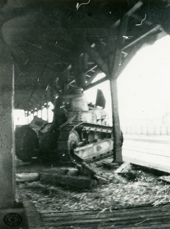 Czołg Renault wz. 1917 w Równem. 1920. Źródło: CAW