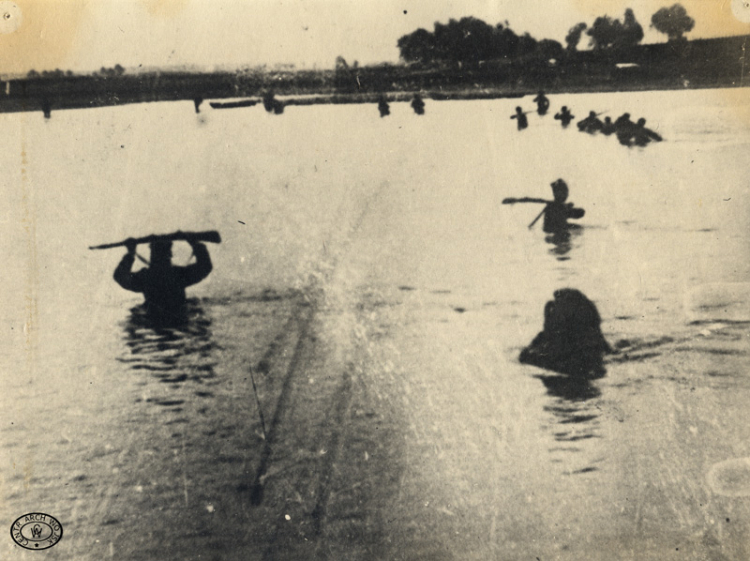 Przeprawa żołnierzy 68 pułku piechoty przez Narew pod Pułtuskiem, 08.1920.