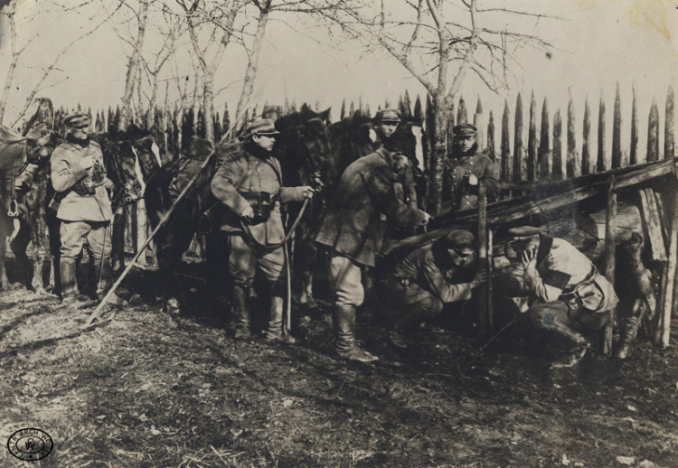 Włościan wskazuje polskiemu patrolowi bolszewicką stację telefoniczną, 08.1920 r.