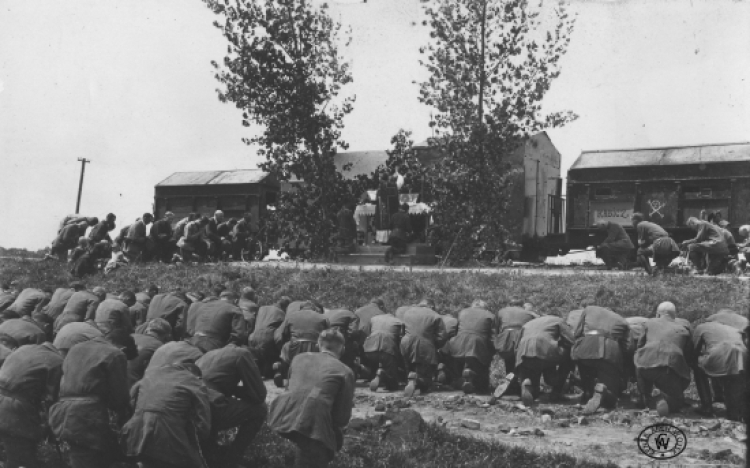 Msza polowa przy powstańczym pociągu pancernym „Kabicz”. 1921 r.