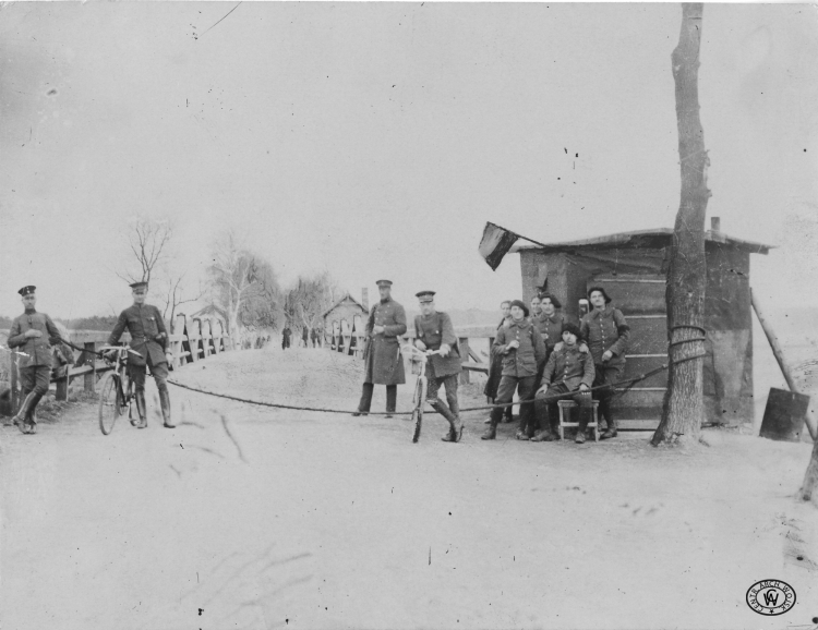 Policja plebiscytowa na granicy z Rzeszą Niemiecką wraz z przedstawicielami wojsk koalicyjnych. Posterunek przy moście granicznym.	1920 r.