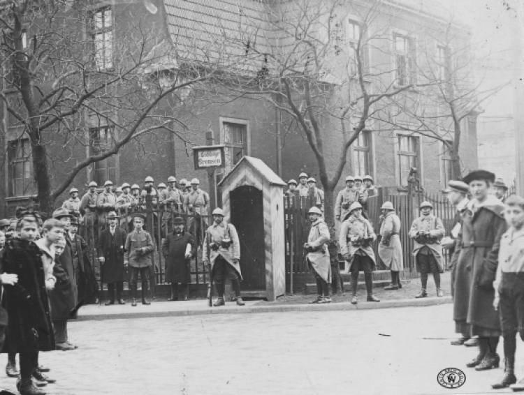 Pogotowie wojsk koalicyjnych w dniu plebiscytu. Posterunek francuski w	Katowicach u wylotu ul. Pocztowej koło dworca. 21.03.1921 r.