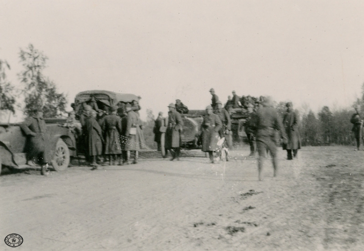 Żołnierze 1 Pułku Piechoty Legionów podczas zagonu samochodowego na Żytomierz. 04. 1920. Źródło: CAW