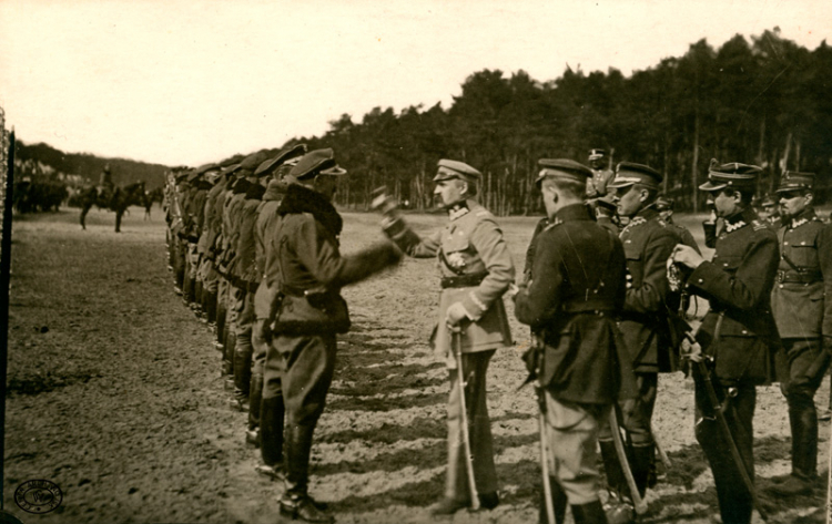 Marszałek Piłsudski dekoruje oficerów i podoficerów orderem Virtuti Militari w Tomaszowie Lubelskim, 20.03.1921 r.