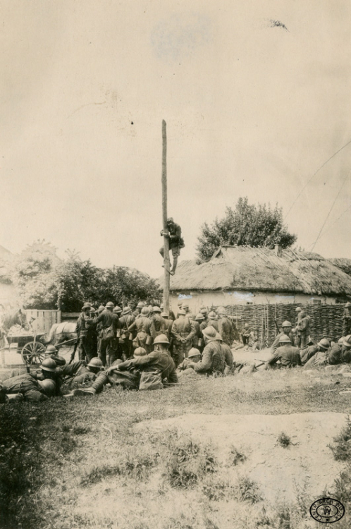 5 kompania 1 pułku Piechoty Legionów zakłada podsłuch telefoniczny. Boryspol. 06.1920. Źródło: CAW