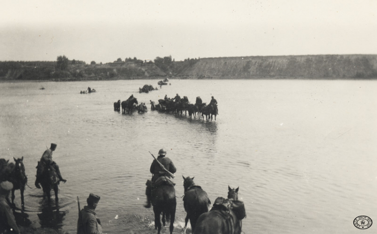 Przeprawa przez Niemen 10 Pułku Artylerii Lekkiej. 1920. Źródło: CAW