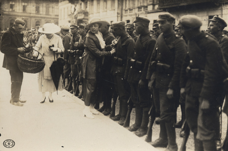 Wręczanie kwiatów ochotnikom przed wymarszem na front. Warszawa. 18.07.1920. Źródło: CAW