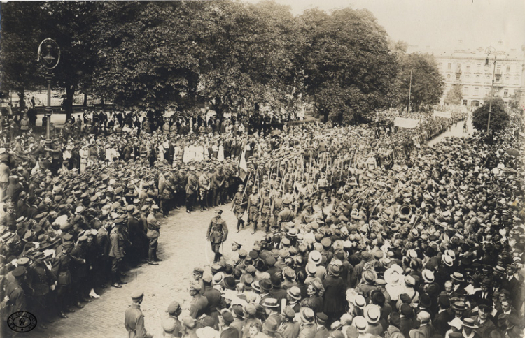 Przemarsz ochotników przez Plac Małachowskiego w stolicy. Warszawa 18.07.1920. Źródło: CAW